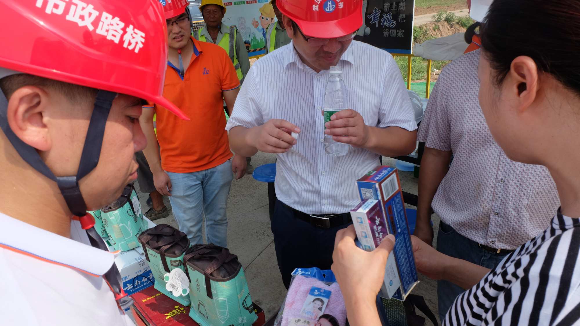 絲絲關愛寄深情----公司開展夏季送清涼慰問活動 絲絲關愛寄深情----公司開展夏季送清涼慰問活動
