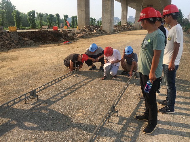機(jī)場(chǎng)路高架一期順利完成首段路基彎沉值檢測(cè) 機(jī)場(chǎng)路高架一期順利完成首段路基彎沉值檢測(cè)