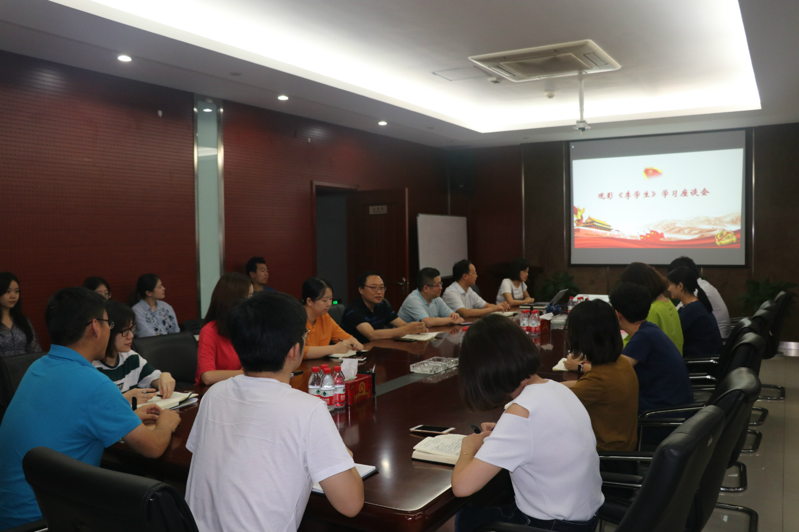 中原聯(lián)創(chuàng)黨支部組織干部員工觀看教育影片《李學生》