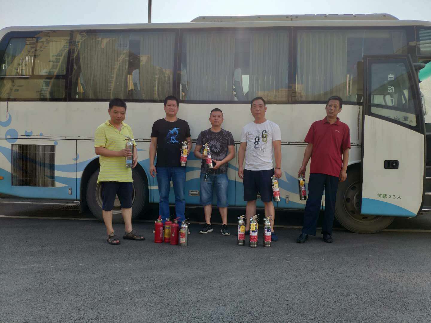 綜合辦公室為公務(wù)車輛配發(fā)滅火器 綜合辦公室為公務(wù)車輛配發(fā)滅火器