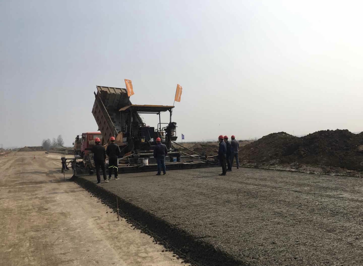 臨潁縣外環(huán)線道路項(xiàng)目首層水穩(wěn)攤鋪開始 臨潁縣外環(huán)線道路項(xiàng)目首層水穩(wěn)攤鋪開始