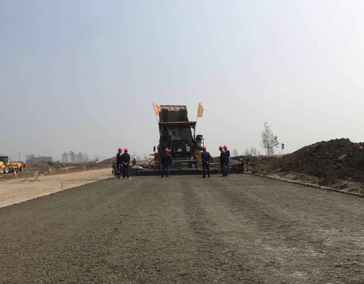 臨潁縣外環(huán)線道路項(xiàng)目首層水穩(wěn)攤鋪開始 臨潁縣外環(huán)線道路項(xiàng)目首層水穩(wěn)攤鋪開始
