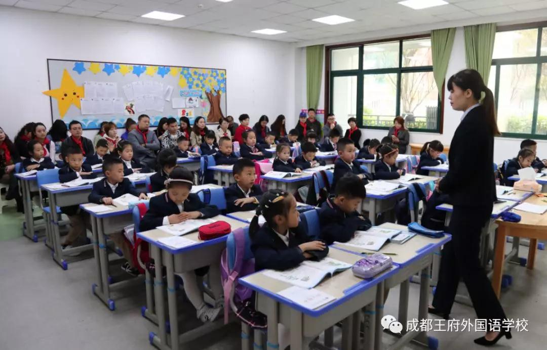 “雏鹰少年,展翅飞翔”—成都王府一年级家长开放日暨少先队入队仪式 “雏鹰少年,展翅飞翔”—成都王府一年级家长开放日暨少先队入队仪式