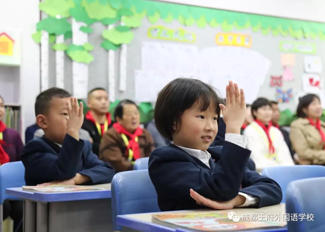 “雏鹰少年,展翅飞翔”—成都王府一年级家长开放日暨少先队入队仪式 “雏鹰少年,展翅飞翔”—成都王府一年级家长开放日暨少先队入队仪式