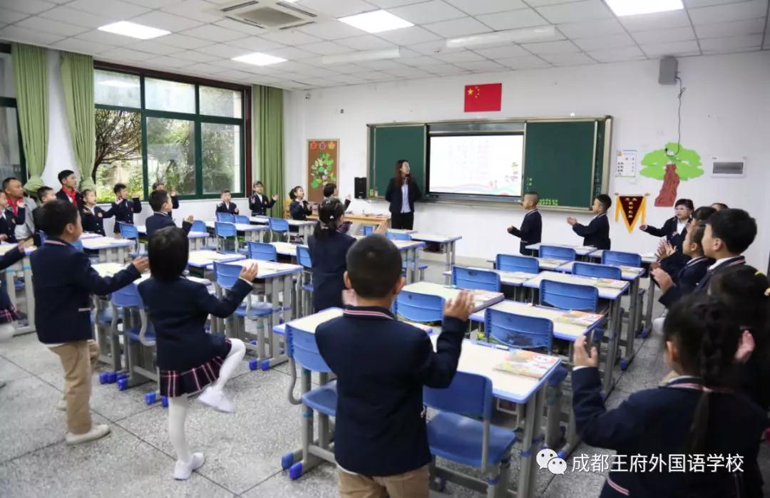“雏鹰少年,展翅飞翔”—成都王府一年级家长开放日暨少先队入队仪式 “雏鹰少年,展翅飞翔”—成都王府一年级家长开放日暨少先队入队仪式