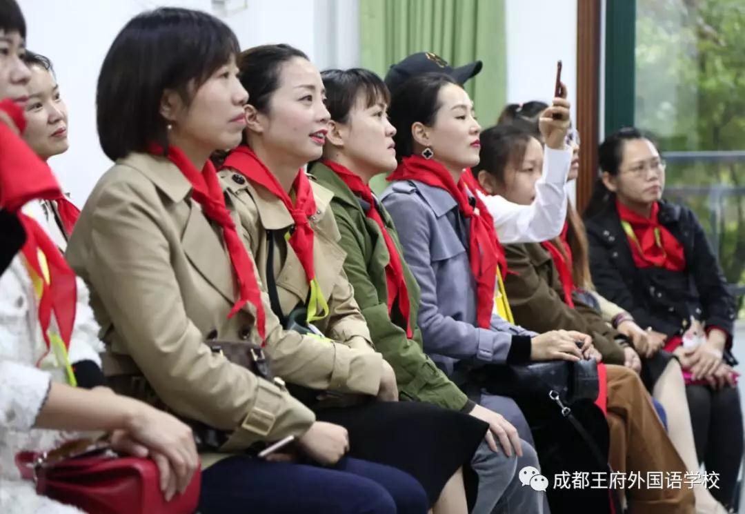 “雏鹰少年,展翅飞翔”—成都王府一年级家长开放日暨少先队入队仪式 “雏鹰少年,展翅飞翔”—成都王府一年级家长开放日暨少先队入队仪式