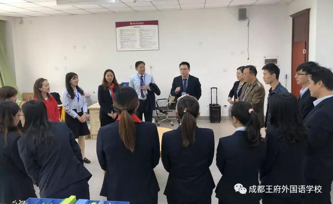 “雏鹰少年,展翅飞翔”—成都王府一年级家长开放日暨少先队入队仪式 “雏鹰少年,展翅飞翔”—成都王府一年级家长开放日暨少先队入队仪式