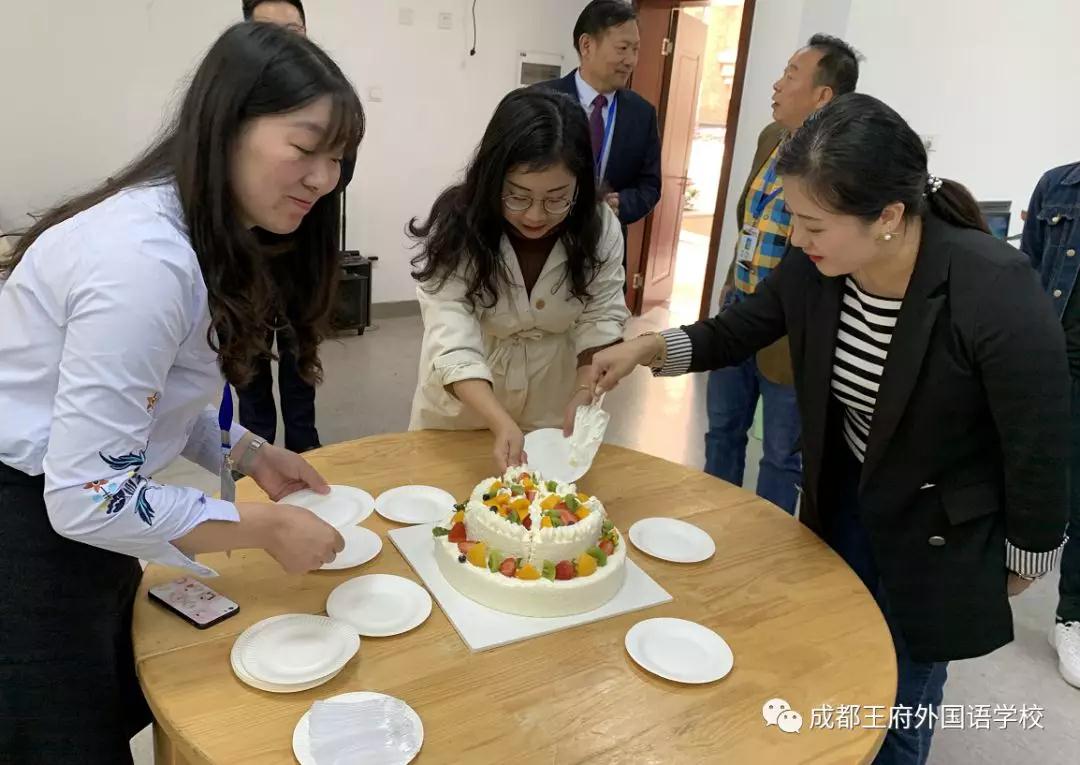 “雏鹰少年,展翅飞翔”—成都王府一年级家长开放日暨少先队入队仪式 “雏鹰少年,展翅飞翔”—成都王府一年级家长开放日暨少先队入队仪式