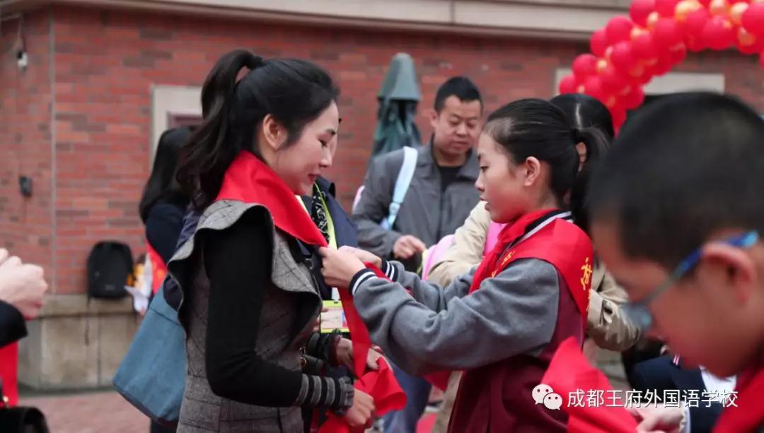 “雏鹰少年,展翅飞翔”—成都王府一年级家长开放日暨少先队入队仪式 “雏鹰少年,展翅飞翔”—成都王府一年级家长开放日暨少先队入队仪式