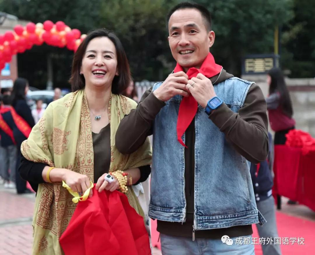 “雏鹰少年,展翅飞翔”—成都王府一年级家长开放日暨少先队入队仪式 “雏鹰少年,展翅飞翔”—成都王府一年级家长开放日暨少先队入队仪式
