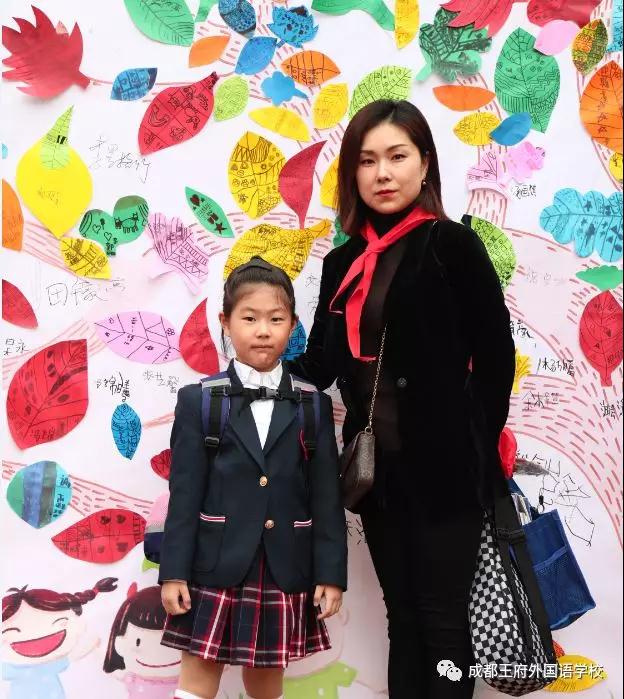 “雏鹰少年,展翅飞翔”—成都王府一年级家长开放日暨少先队入队仪式 “雏鹰少年,展翅飞翔”—成都王府一年级家长开放日暨少先队入队仪式