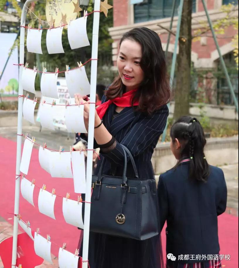 “雏鹰少年,展翅飞翔”—成都王府一年级家长开放日暨少先队入队仪式 “雏鹰少年,展翅飞翔”—成都王府一年级家长开放日暨少先队入队仪式