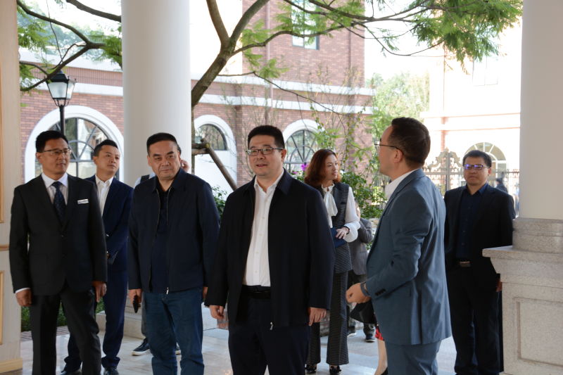 成都市新都区李云区长莅临成都新川外国语学校进行调研 成都市新都区李云区长莅临成都新川外国语学校进行调研