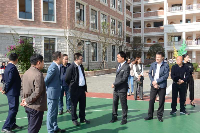 成都市新都区李云区长莅临成都新川外国语学校进行调研 成都市新都区李云区长莅临成都新川外国语学校进行调研