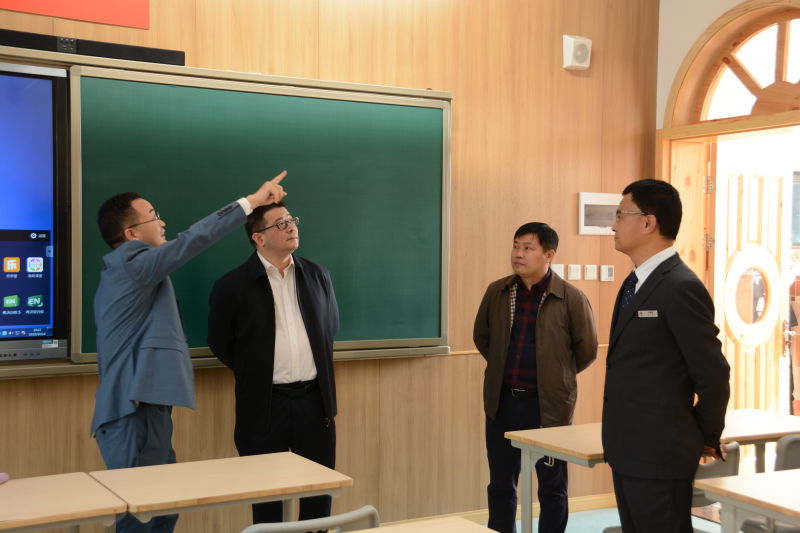 成都市新都区李云区长莅临成都新川外国语学校进行调研 成都市新都区李云区长莅临成都新川外国语学校进行调研