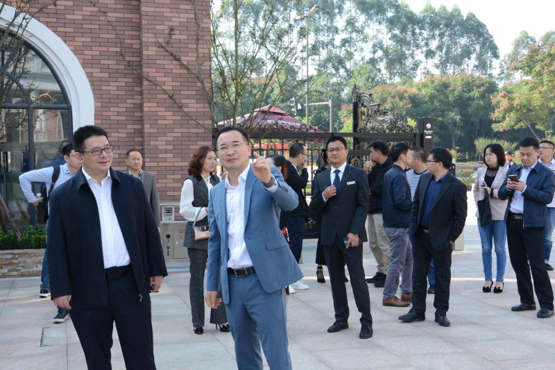 成都市新都区李云区长莅临成都新川外国语学校进行调研 成都市新都区李云区长莅临成都新川外国语学校进行调研