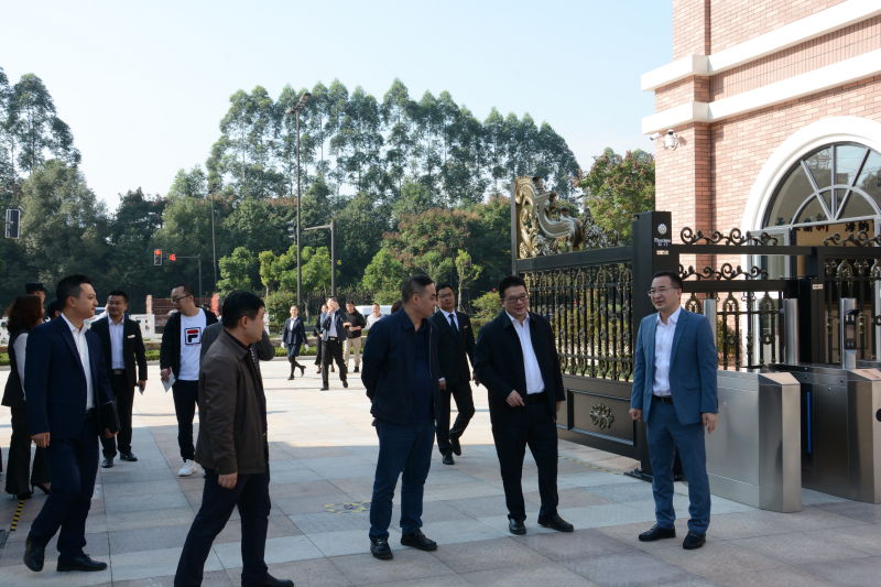 成都市新都区李云区长莅临成都新川外国语学校进行调研 成都市新都区李云区长莅临成都新川外国语学校进行调研