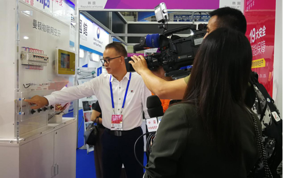 科技改變生活!中國(guó)第五代斷路器曼頓X5亮相高交會(huì) 科技改變生活!中國(guó)第五代斷路器曼頓X5亮相高交會(huì)