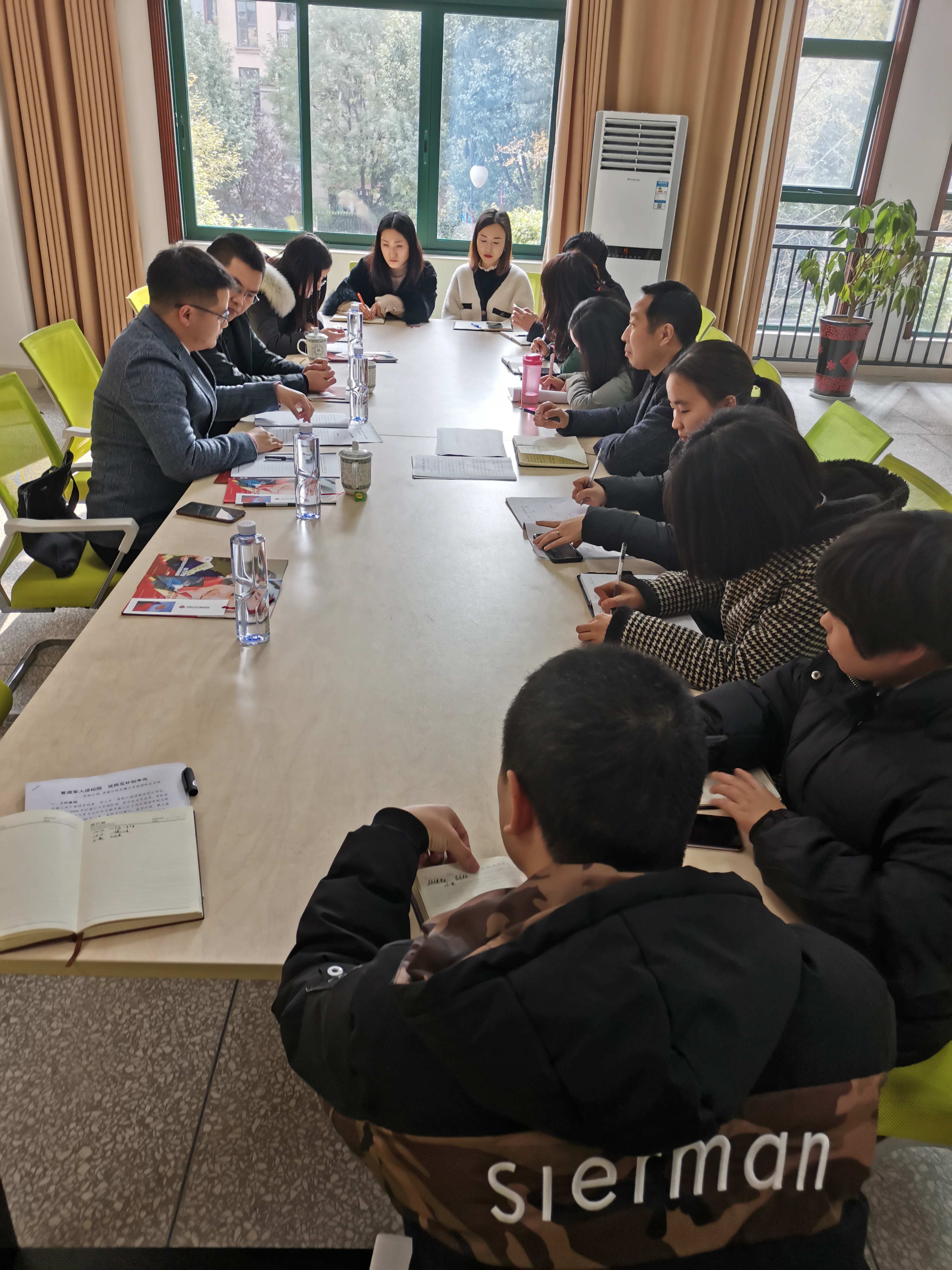 温江区委组织部来成都王府外国语学校组织流动党员座谈