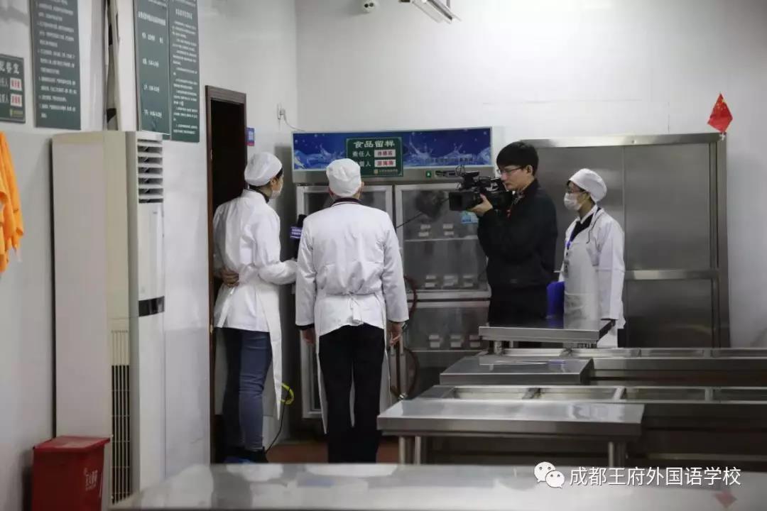 “慧眼观后厨 共治促食安” 校园食品安全主题活动连线成都王府外国语学校 “慧眼观后厨 共治促食安” 校园食品安全主题活动连线成都王府外国语学校