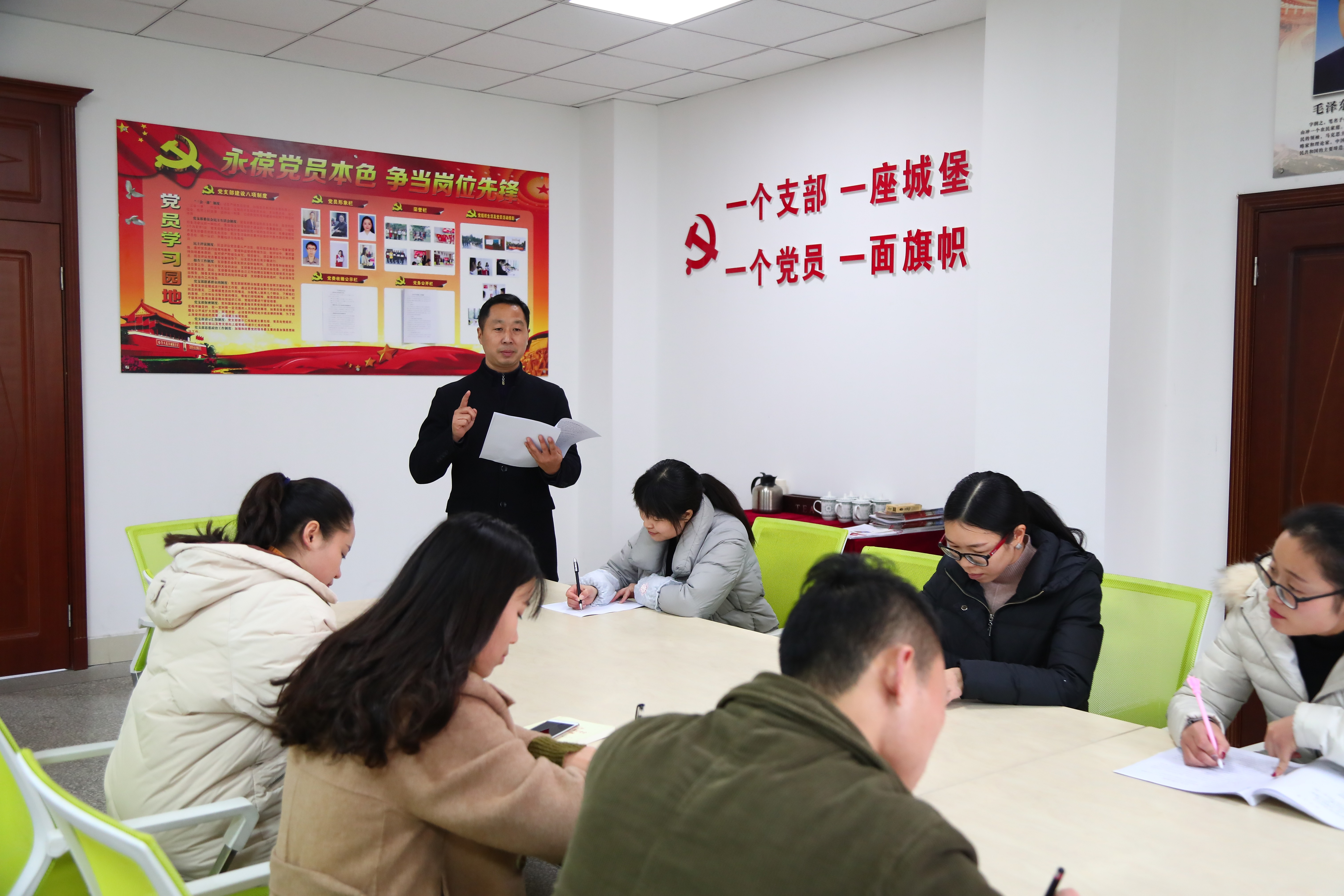 讲政治、有信念，讲规矩、有纪律， 讲道德、有品行，讲奉献、有作为