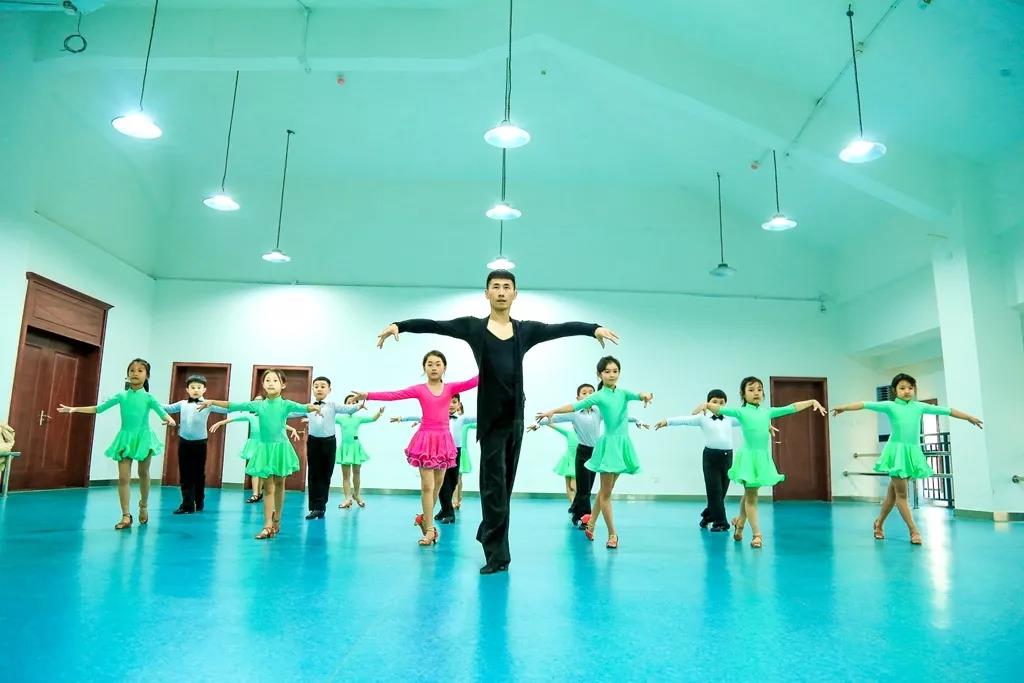 沸腾了，成都王府！学生与哈佛、剑桥外教一起学习，教学成果领先全区！
