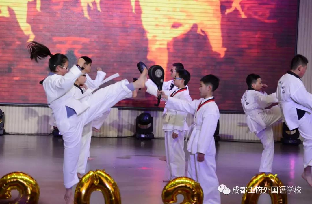 献礼青春 筑梦未来——成都王府初中部庆元旦文艺汇演活动
