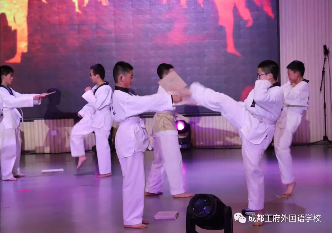 献礼青春 筑梦未来——成都王府初中部庆元旦文艺汇演活动