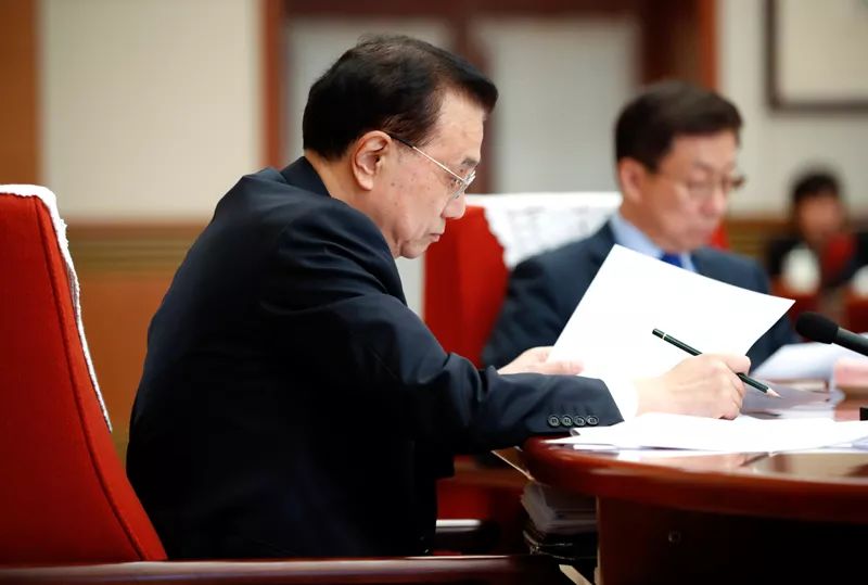 李克強:擴大有效投資 降低企業融資成本 李克強:擴大有效投資 降低企業融資成本
