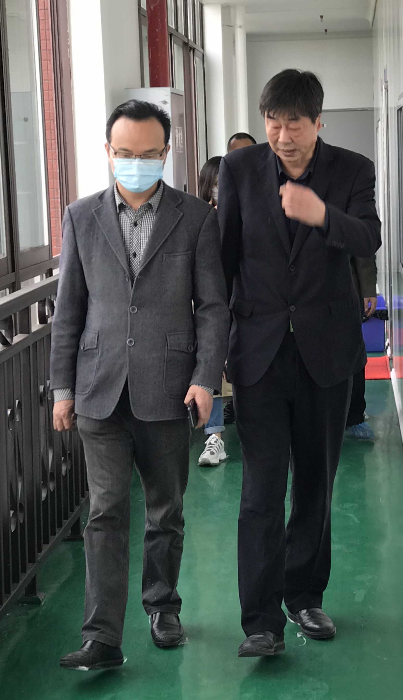 青白江区人社局局党组书记局长陈智彬同志视察鑫宏威医疗器械厂