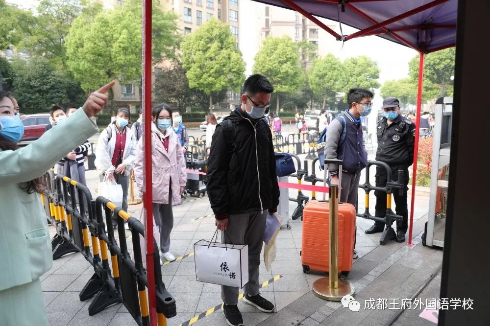 春暖花开 情满校园|成都王府外国语学校初三年级有序开学