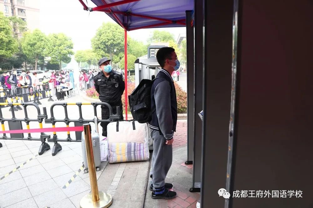 春暖花开 情满校园|成都王府外国语学校初三年级有序开学