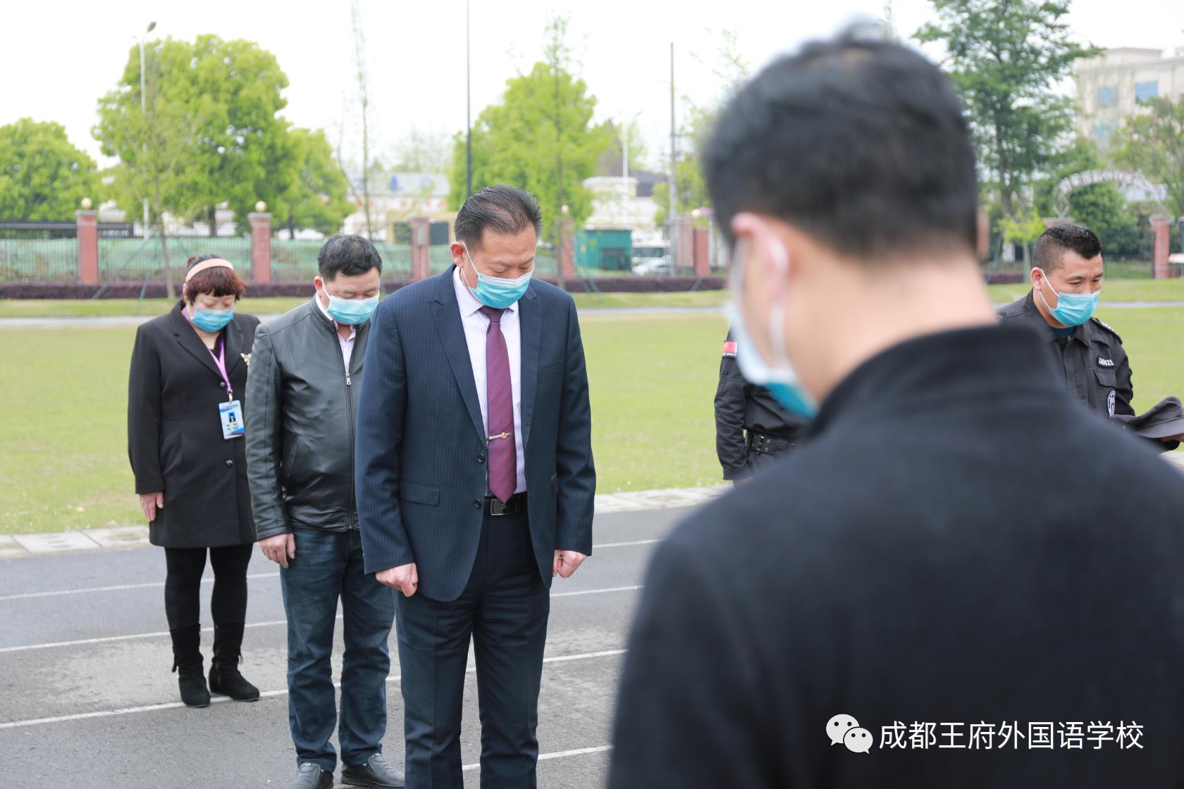成都王府外国语学校向新冠肺炎疫情牺牲烈士和逝世同胞哀悼 成都王府外国语学校向新冠肺炎疫情牺牲烈士和逝世同胞哀悼