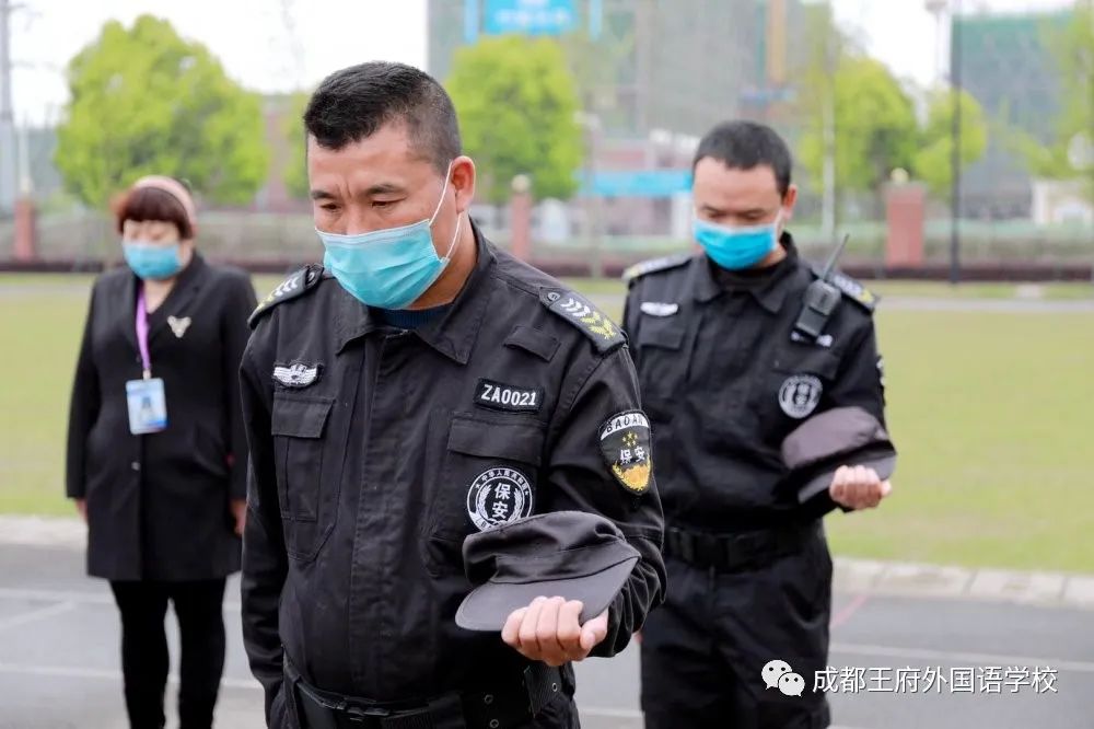 成都王府外国语学校向新冠肺炎疫情牺牲烈士和逝世同胞哀悼 成都王府外国语学校向新冠肺炎疫情牺牲烈士和逝世同胞哀悼