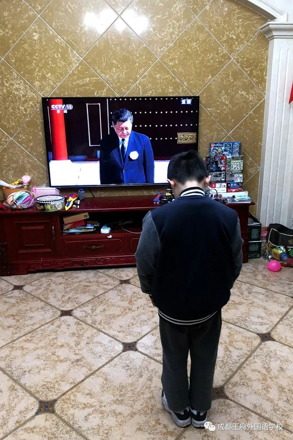 成都王府外国语学校向新冠肺炎疫情牺牲烈士和逝世同胞哀悼