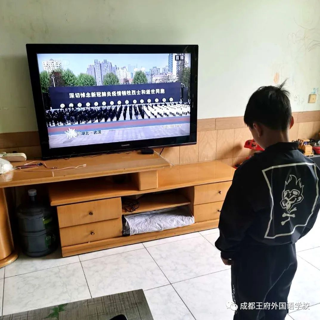 成都王府外国语学校向新冠肺炎疫情牺牲烈士和逝世同胞哀悼