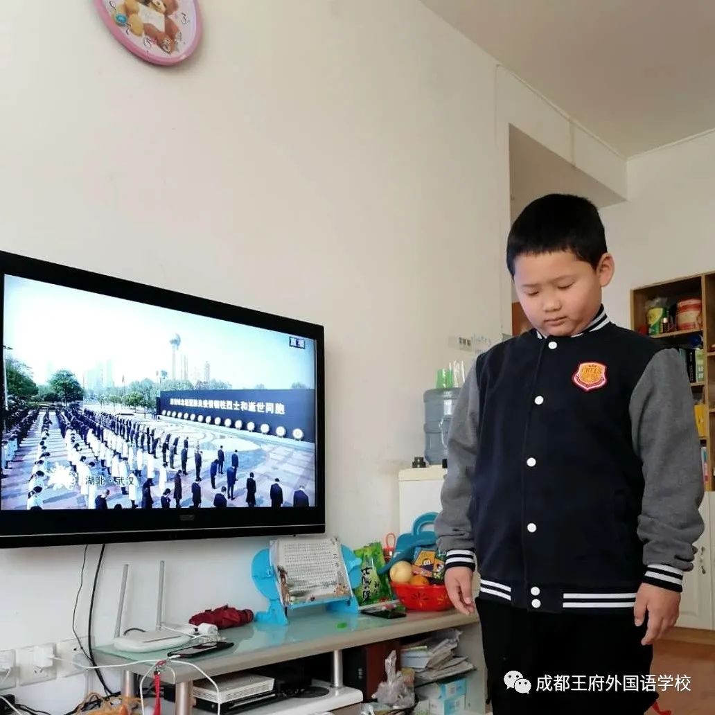 成都王府外国语学校向新冠肺炎疫情牺牲烈士和逝世同胞哀悼