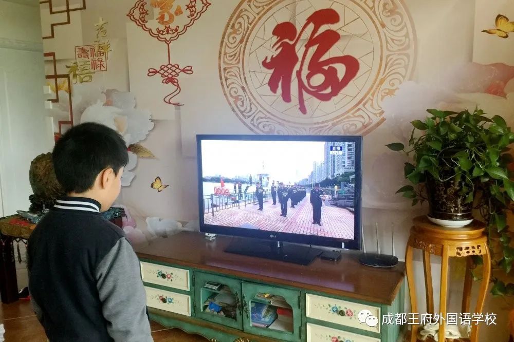 成都王府外国语学校向新冠肺炎疫情牺牲烈士和逝世同胞哀悼 成都王府外国语学校向新冠肺炎疫情牺牲烈士和逝世同胞哀悼