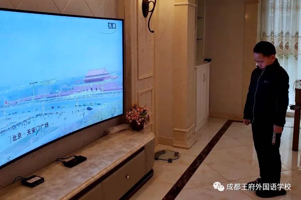 成都王府外国语学校向新冠肺炎疫情牺牲烈士和逝世同胞哀悼 成都王府外国语学校向新冠肺炎疫情牺牲烈士和逝世同胞哀悼