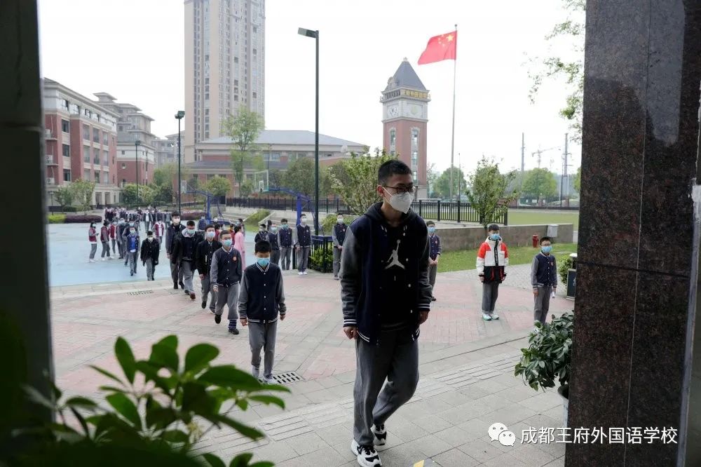 春暖花开 情满校园|成都王府外国语学校初三年级有序开学