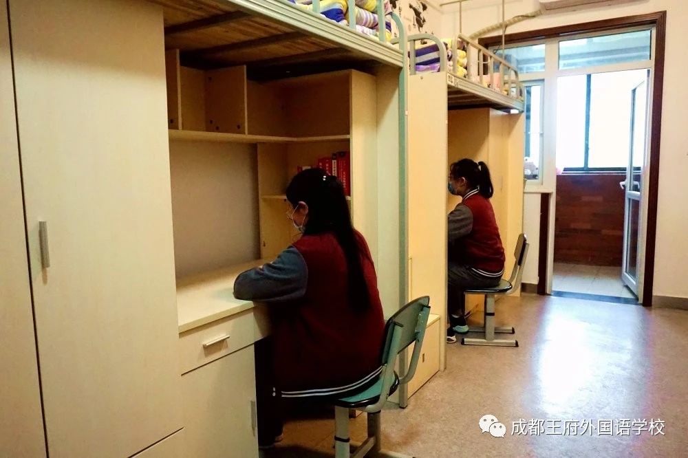 四月芬芳 生机盎然|成都王府外国语学校初中部全体师生回归校园
