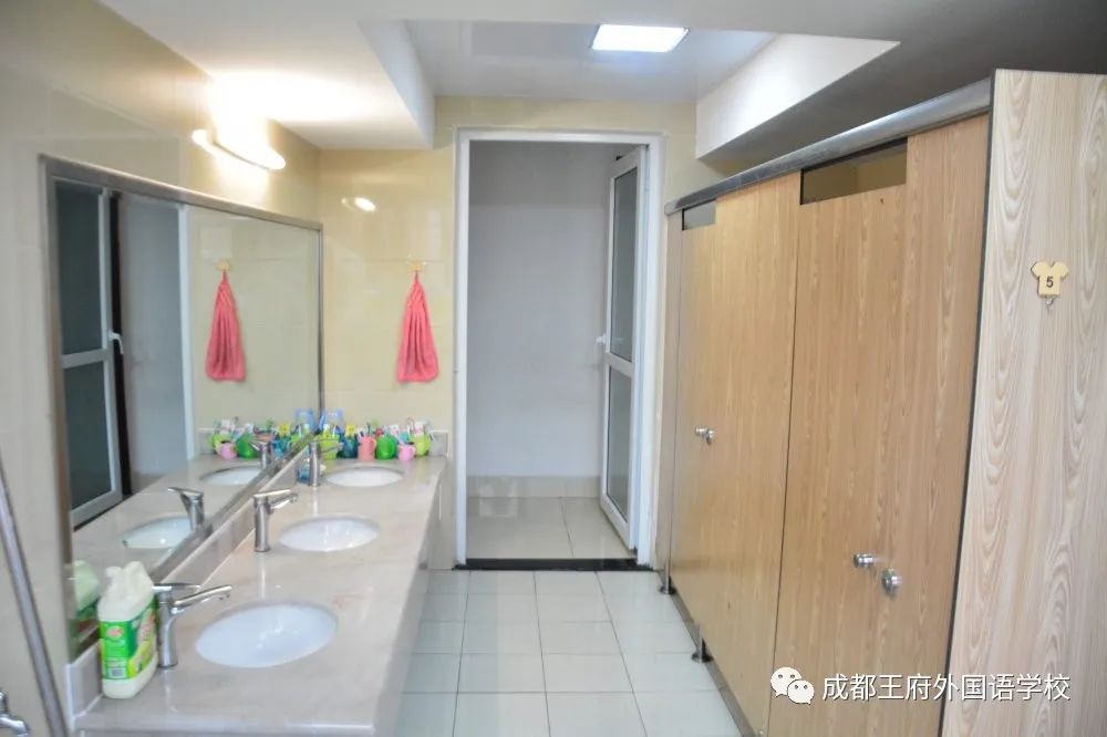 成都王府学生公寓，孩子另一个温馨的家