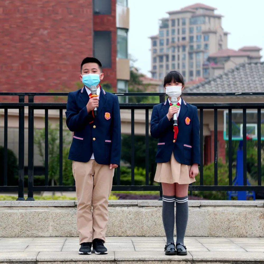 感恩母亲 热爱祖国|成都王府新学期第一次全体师生升旗仪式
