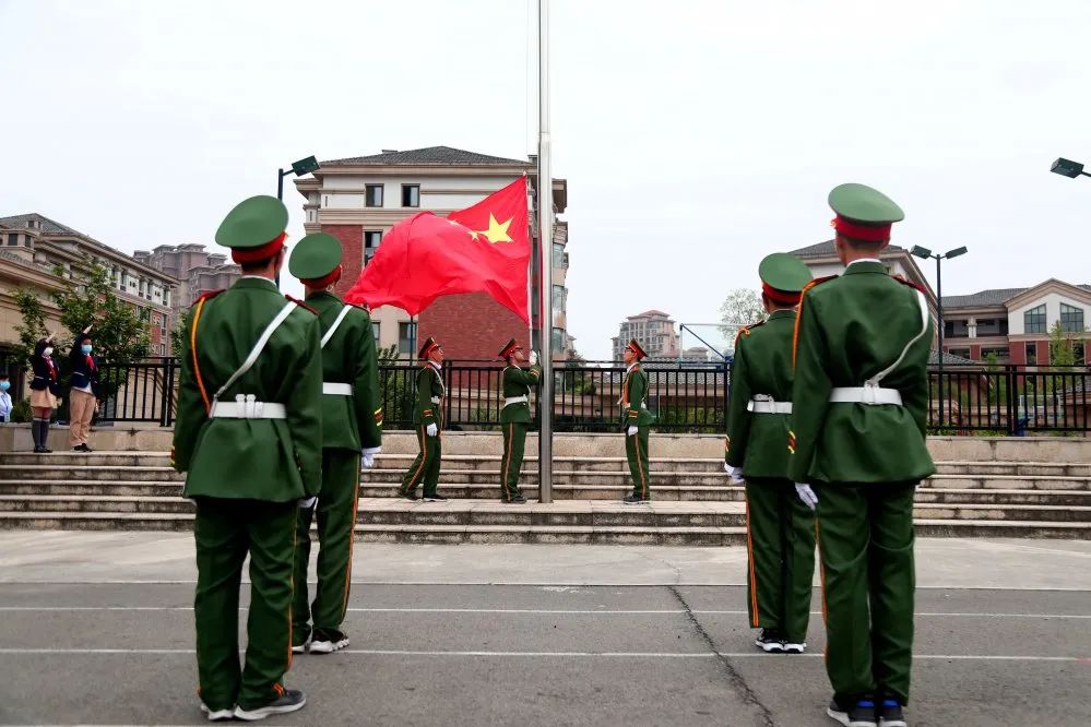 感恩母亲 热爱祖国|成都王府新学期第一次全体师生升旗仪式