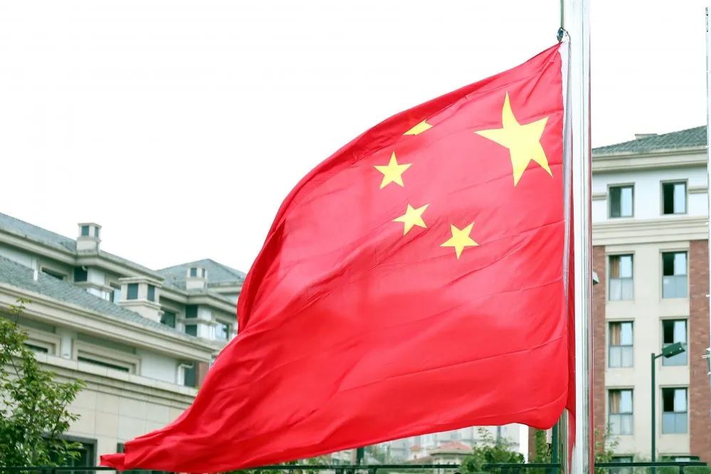 感恩母亲 热爱祖国|成都王府新学期第一次全体师生升旗仪式