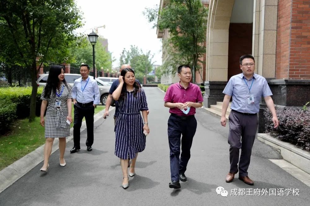 成都市教育局沈鹏副局长、温江区教育局周萍副局长一行莅临成都王府调研指导