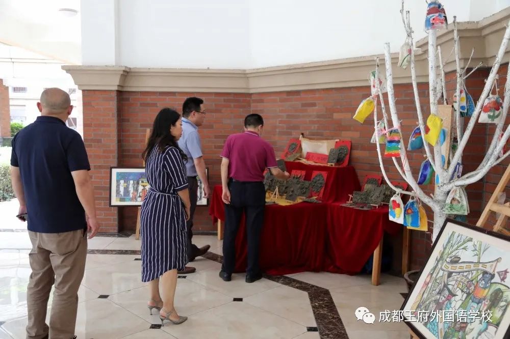 成都市教育局沈鹏副局长、温江区教育局周萍副局长一行莅临成都王府调研指导
