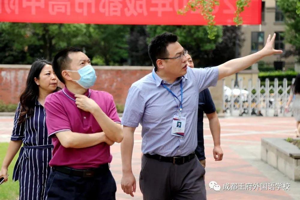 成都市教育局沈鹏副局长、温江区教育局周萍副局长一行莅临成都王府调研指导