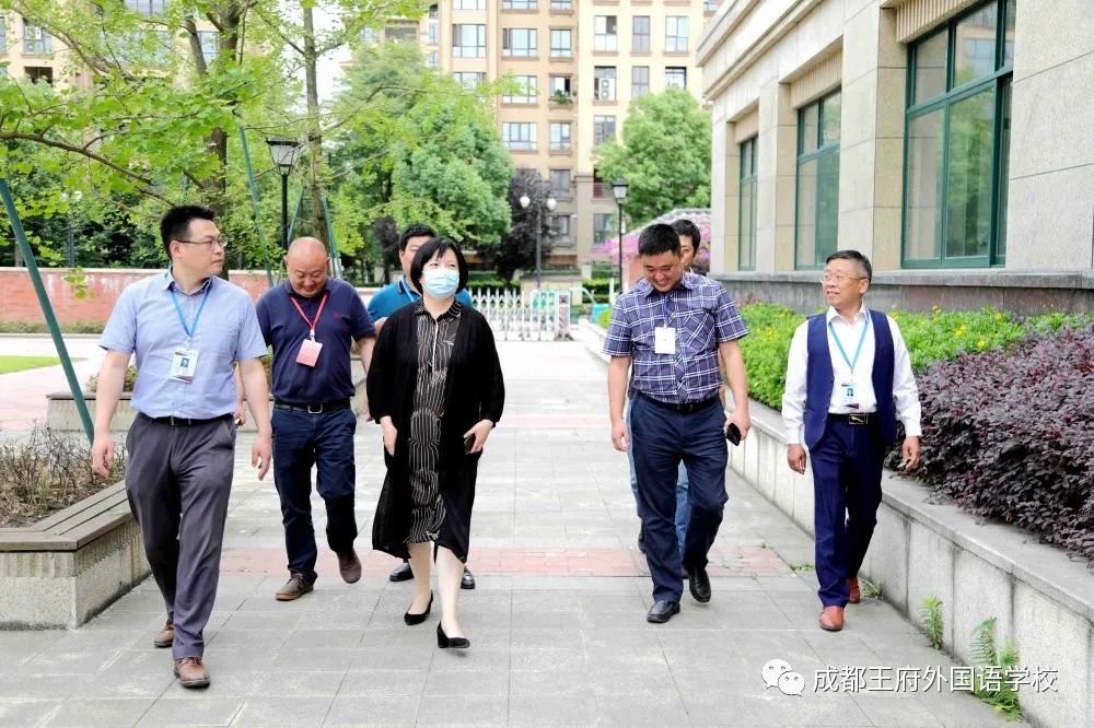 成都市教育局党组成员、机关党委书记唐萍督查我校体育中考与复课复学工作