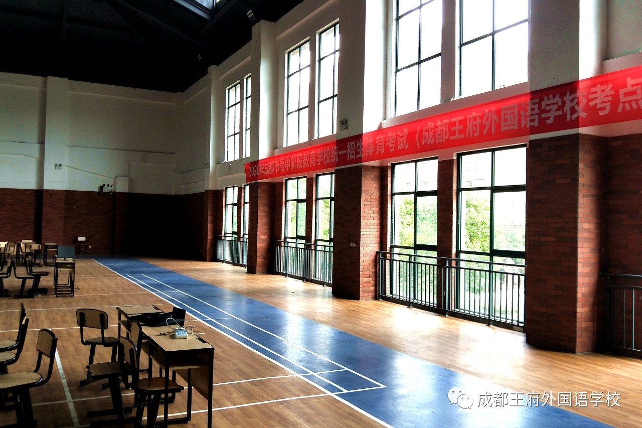 成都市教育局党组成员、机关党委书记唐萍督查我校体育中考与复课复学工作